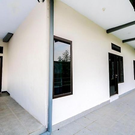 Hotel Oyo 3187 Kost Putri Bu Chris Jembel Exterior foto