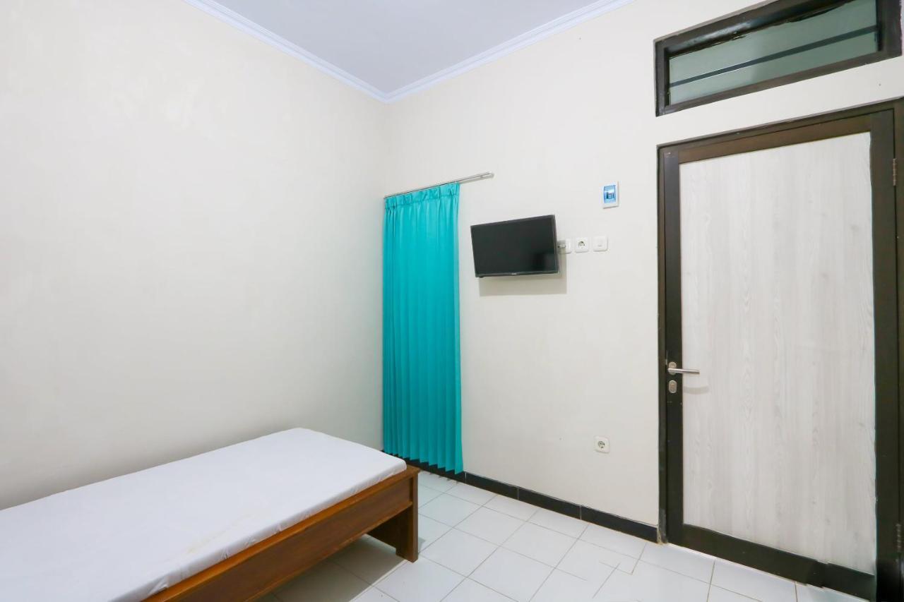 Hotel Oyo 3187 Kost Putri Bu Chris Jembel Exterior foto