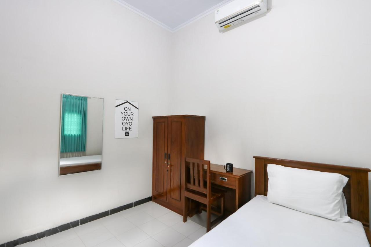 Hotel Oyo 3187 Kost Putri Bu Chris Jembel Exterior foto