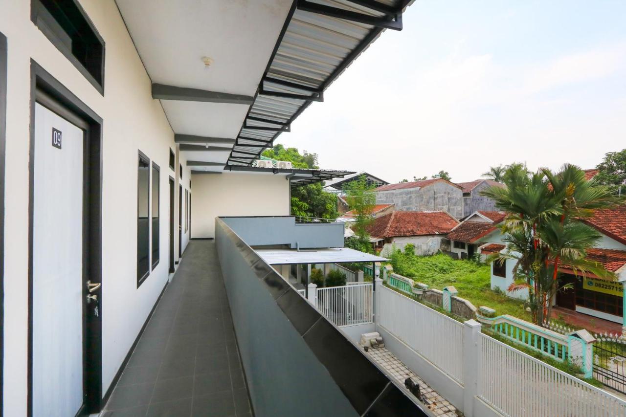 Hotel Oyo 3187 Kost Putri Bu Chris Jembel Exterior foto