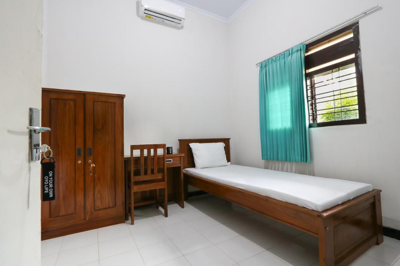 Hotel Oyo 3187 Kost Putri Bu Chris Jembel Habitación foto
