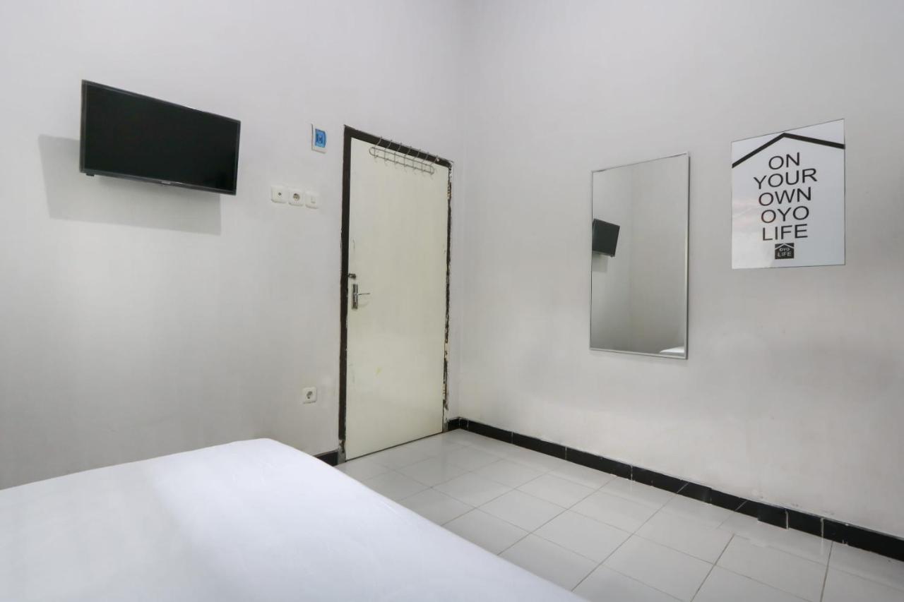 Hotel Oyo 3187 Kost Putri Bu Chris Jembel Exterior foto